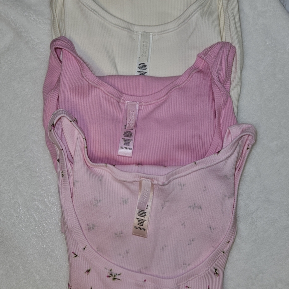 Skims Cropped Limited Edition Tanktops - Picture 8 of 10